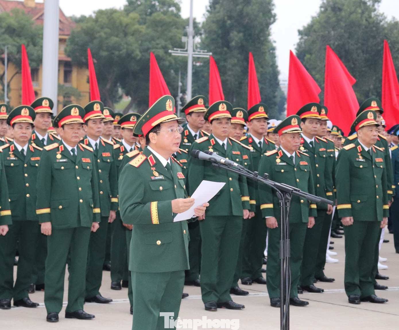 Thượng tướng Trịnh Văn Quyết thay mặt Quân ủy Trung ương, lãnh đạo Bộ Quốc phòng và cán bộ, chiến sĩ toàn quân đọc lời báo công dâng Bác. Thượng tướng Trịnh Văn Quyết thay mặt Quân ủy Trung ương, lãnh đạo Bộ Quốc phòng và cán bộ, chiến sĩ toàn quân đọc lời báo công dâng Bác.