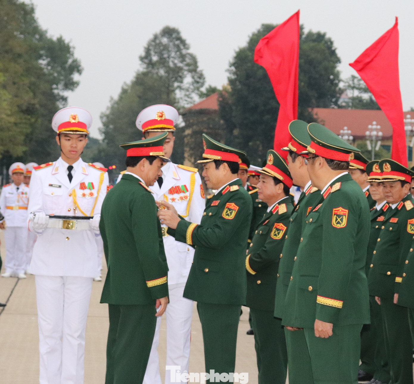 Đại tướng Nguyễn Tân Cương gắn Huy hiệu Bác Hồ lên áo Đại tướng Phan Văn Giang. Đại tướng Nguyễn Tân Cương gắn Huy hiệu Bác Hồ lên áo Đại tướng Phan Văn Giang.