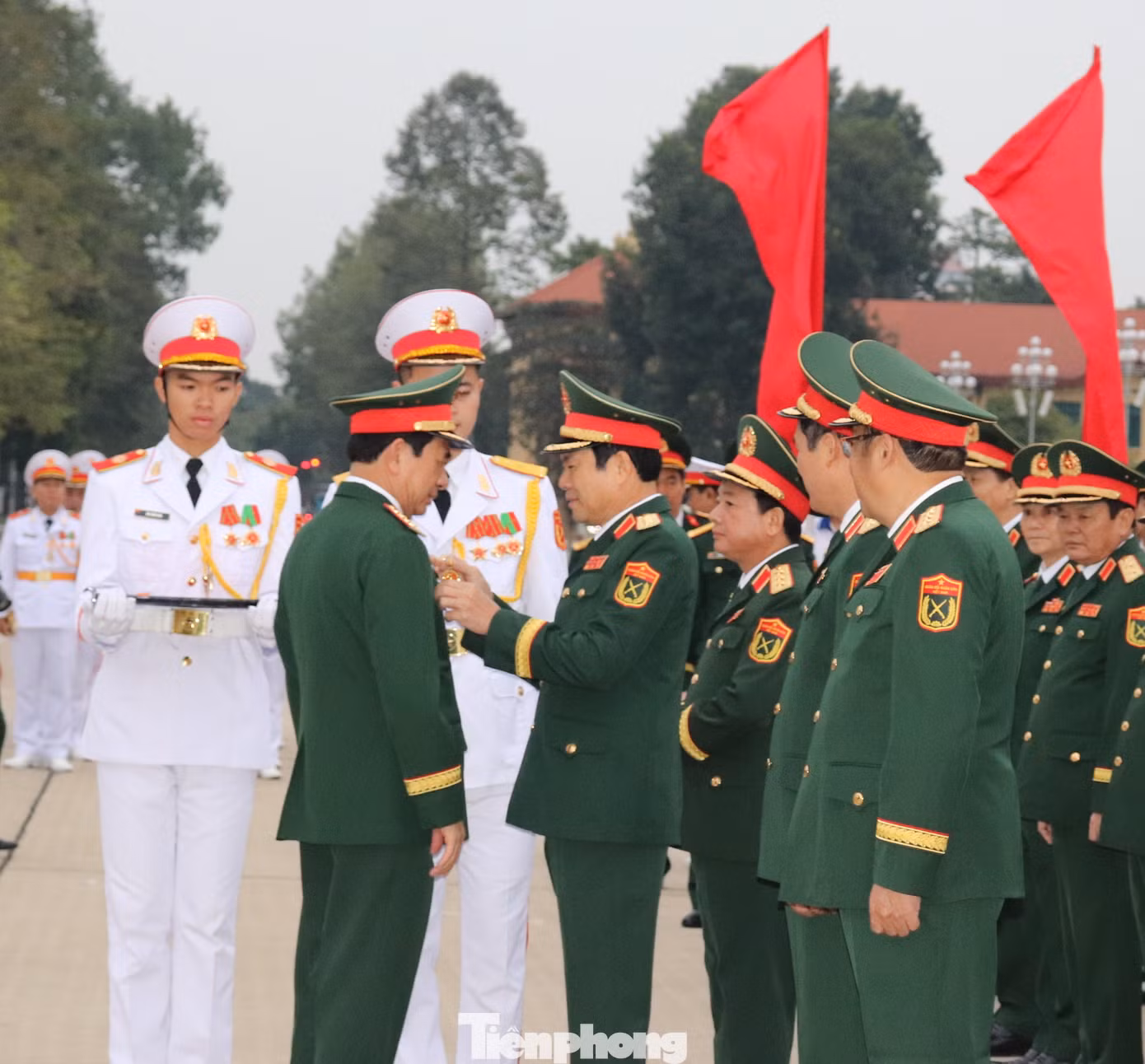Đại tướng Nguyễn Tân Cương gắn Huy hiệu Bác Hồ lên áo Đại tướng Phan Văn Giang.