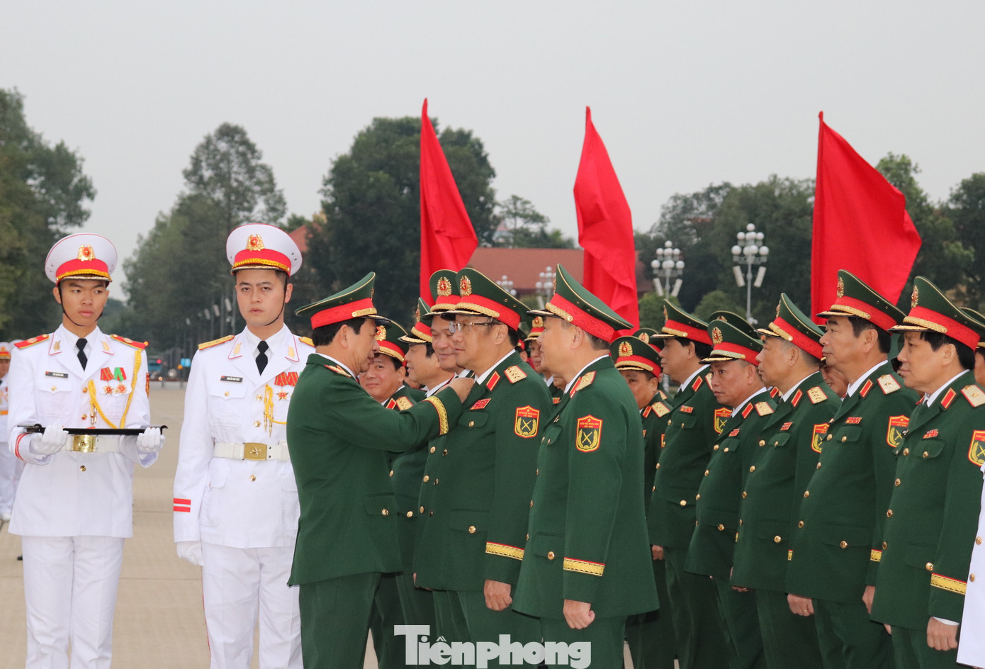 Đại tướng Phan Văn Giang gắn Huy hiệu Bác Hồ tặng các thủ trưởng Bộ Quốc phòng. Đại tướng Phan Văn Giang gắn Huy hiệu Bác Hồ tặng các thủ trưởng Bộ Quốc phòng.