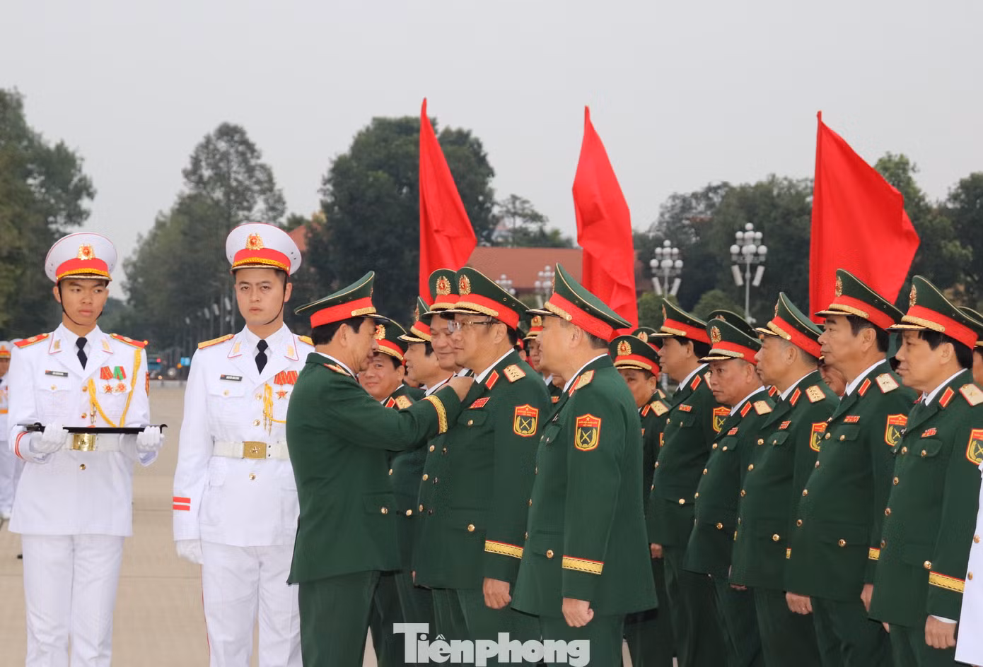 Đại tướng Phan Văn Giang gắn Huy hiệu Bác Hồ tặng các thủ trưởng Bộ Quốc phòng.