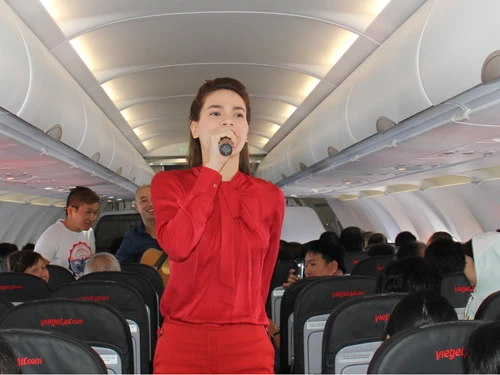 Ca sĩ Hồ Ngọc Hà hát trên máy bay