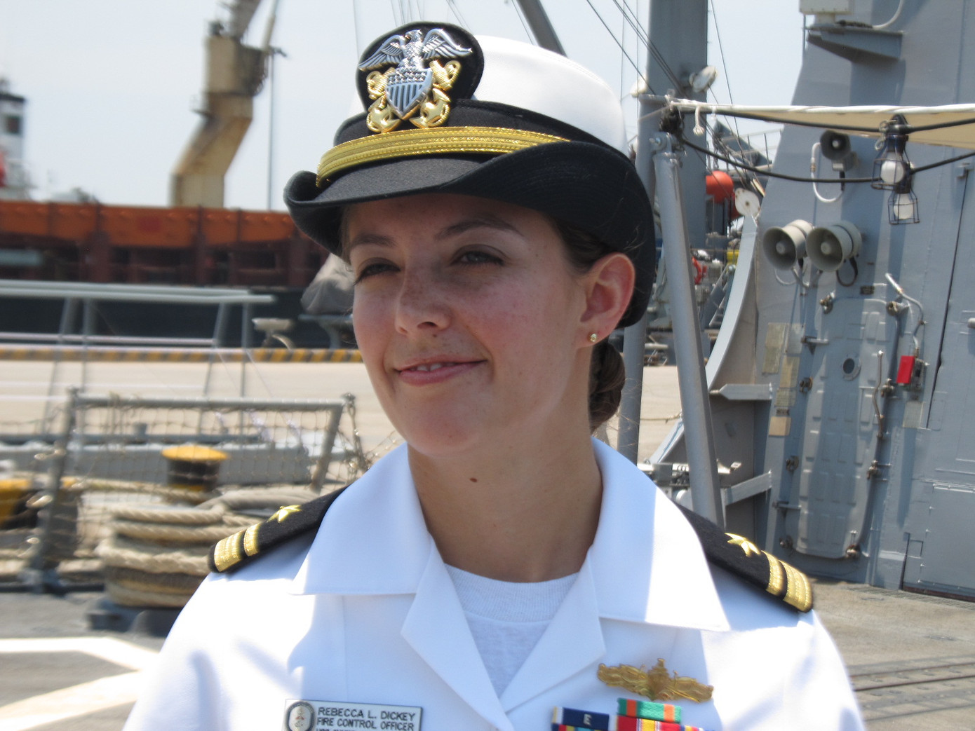 Nữ sĩ quan Rebeca L. Dicley dẫn đoàn báo chí thăm tàu