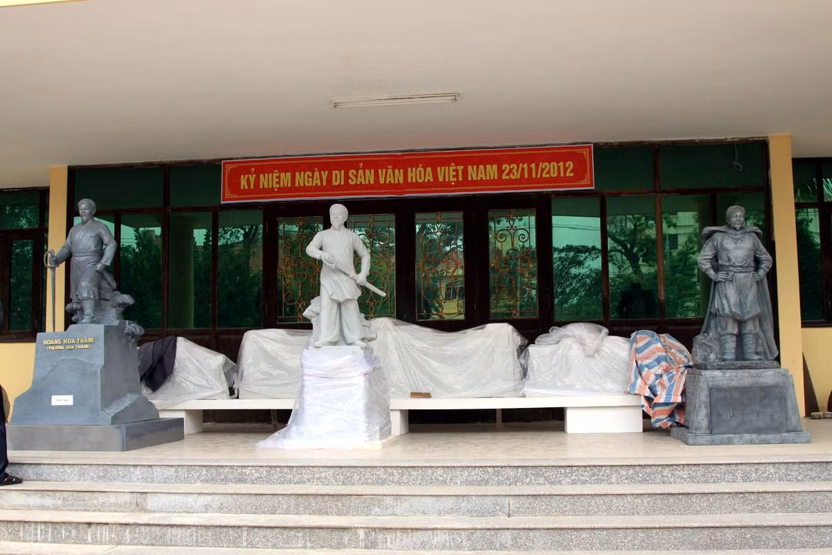 Ba tác phẩm tượng đài Hoàng Hoa Thám trưng cầu ý dân. Ảnh: Nguyễn Trường Ba tác phẩm tượng đài Hoàng Hoa Thám trưng cầu ý dân
