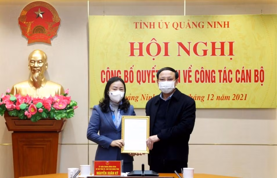 Đồng chí Nguyễn Xuân Ký, Ủy viên Trung ương Đảng, Bí thư Tỉnh ủy, Chủ tịch HĐND tỉnh Quảng Ninh, trao quyết định và chúc mừng tân Phó Chủ tịch HĐND tỉnh Vi Ngọc Bích.