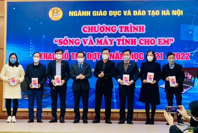 Giám đốc Sở GD&ĐT Trần Thế Cương trao hỗ trợ cho đại diện các đơn vị Giám đốc Sở GD&ĐT Trần Thế Cương trao hỗ trợ cho đại diện các đơn vị