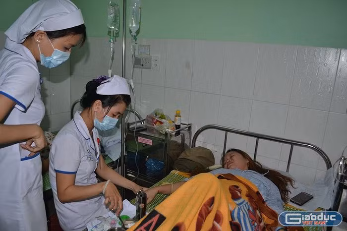 Xôn xao giữa Thủ đô, học sinh lớp 2 bị cô giáo phạt tát 50 cái? ảnh 1