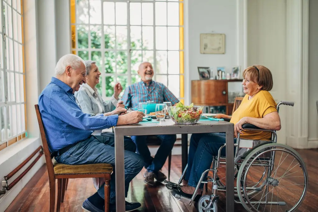 Những người ăn rau xanh thường xuyên có não bộ trẻ hơn 18 tuổi so với những người ăn nhiều thịt và đồ chiên rán. Những người ăn rau xanh thường xuyên có não bộ trẻ hơn 18 tuổi so với những người ăn nhiều thịt và đồ chiên rán.