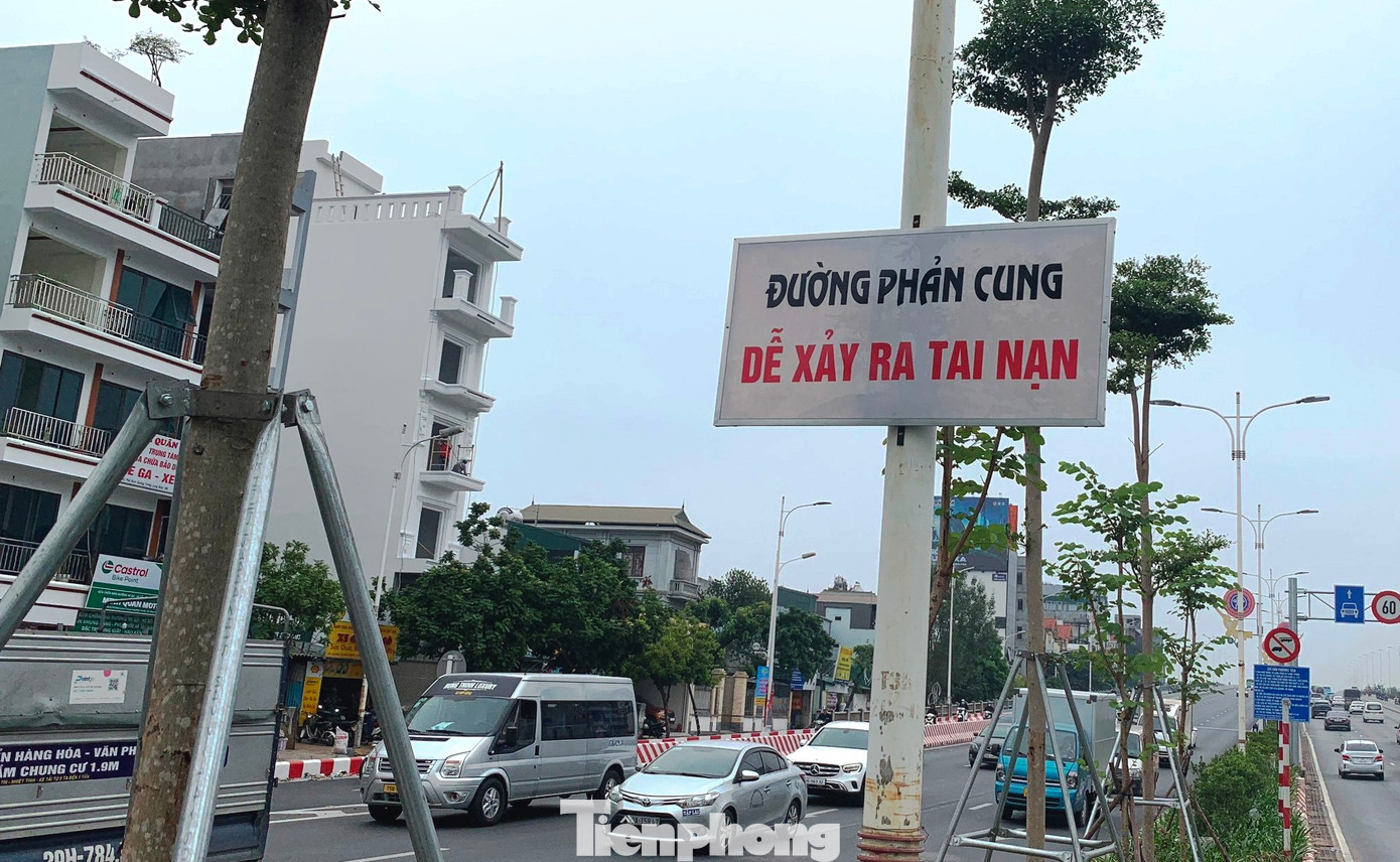 Biển cảnh báo người dân tự treo, gây sự chú ý của người đi đường.