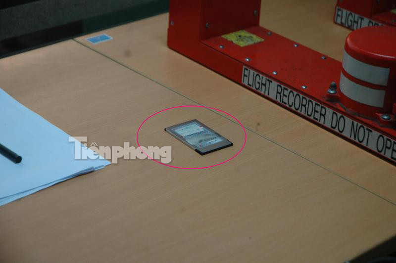 Ngoại hộp đen, trên máy bay còn có một thẻ nhở để ghi lại các hoạt động của máy bay. Thẻ nhớ này do các hãng hàng không quản lý để thu thập dữ liệu, phục vụ việc giám sát điều hành bay