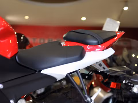 Yamaha YZF-R6 2013 có chiều cao yên xe 850mm tính từ mặt đất