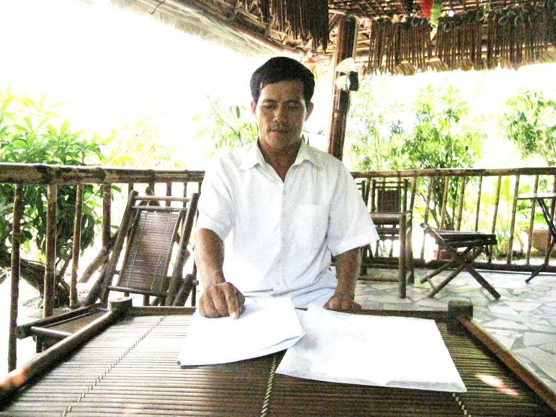 Ông Trần Doãn Kiều với tập đơn tố cáo ông Lê Phùng Thắng . Ông Trần Doãn Kiều với tập đơn tố cáo ông Lê Phùng Thắng