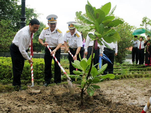 Ảnh 2: Lãnh đạo tỉnh Thanh Hóa và lãnh đạo Bộ tư lệnh Quân chủng hải quân trồng cây bằng quả vuông tại khu văn hóa tượng niệm Bác Hồ ở TP Thanh Hóa sáng 5- 10. Ảnh: Hoàng Lam