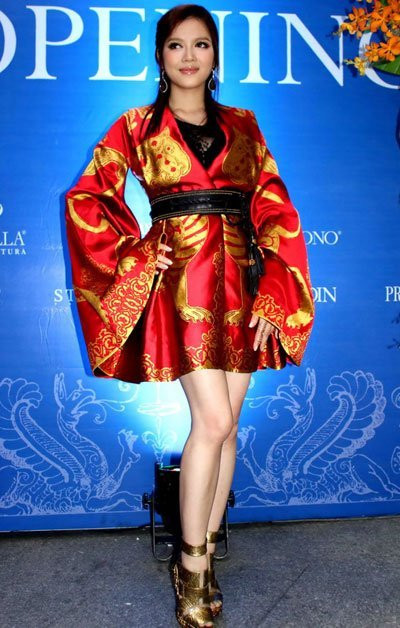 Lý Nhã Kỳ với chiếc váy có giá vài tỷ đồng khi tới tham dự một buổi ra mắt thương hiệu và từ thiện. Ảnh: Xzone Lý Nhã Kỳ với chiếc váy có giá vài tỷ đồng khi tới tham dự một buổi ra mắt thương hiệu và từ thiện