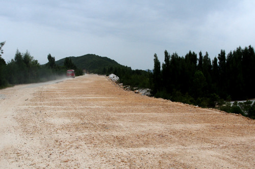 Đường bao quanh đảo Quan Lạn đang trong quá trình thi công