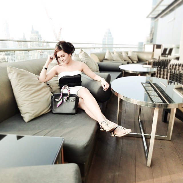 Ploywarin Songpakorn thường xuyên đăng tải những bức ảnh khoe đồ hàng hiệu 