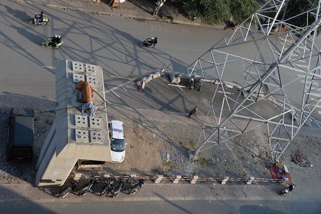 Theo hợp đồng, chỉ còn gần 2 năm nữa, tuyến đường sắt nội đô này phải đi vào vận hành. Tuy nhiên, nhiều năm thi công đã trôi qua nhưng khối lượng công việc mới chỉ đạt được một nửa. 