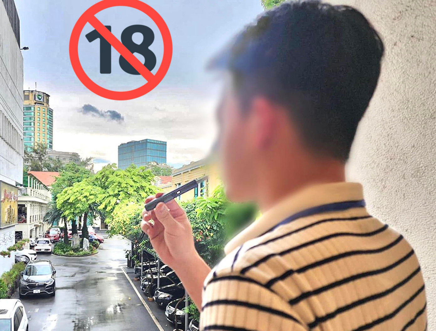 Một thanh niên sử dụng thuốc lá làm nóng Một thanh niên sử dụng thuốc lá làm nóng