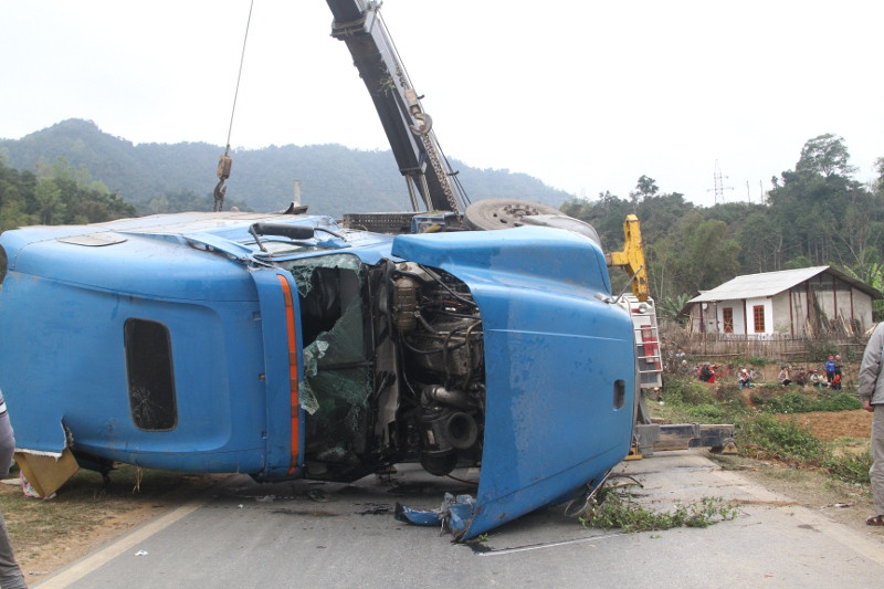 Xe cứu nạn giải tỏa hiện trường