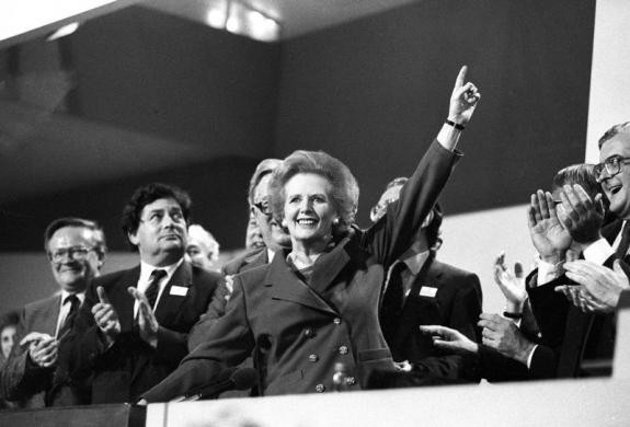 Thủ tướng Margaret Thatcher chỉ tay lên trời khi được hoan nghênh tại một hội nghị của Đảng Bảo thủ hôm 13/10/1989