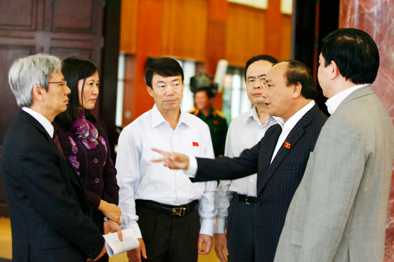 Các đại biểu trao đổi bên hành lang Quốc hội. Ảnh: Hồng Vĩnh