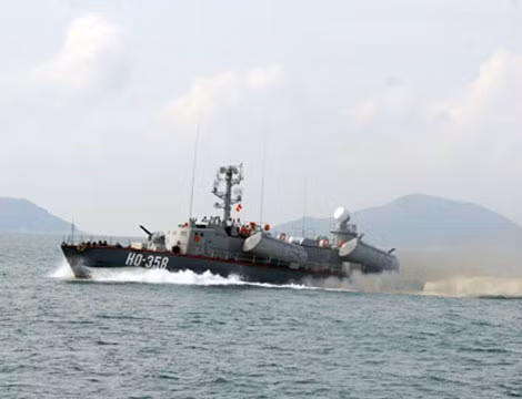 Chiến thuật chiến đấu của tàu tên lửa Osa II thường là “đánh và chạy”. Sau khi phóng tên lửa thì tàu Osa II nhanh chóng tăng tốc bỏ chạy. Con tàu được trang bị 3 động cơ công suất 12.000 mã lực và 3 chân vịt cho phép nó đạt tốc độ cao 40 hải lý/h