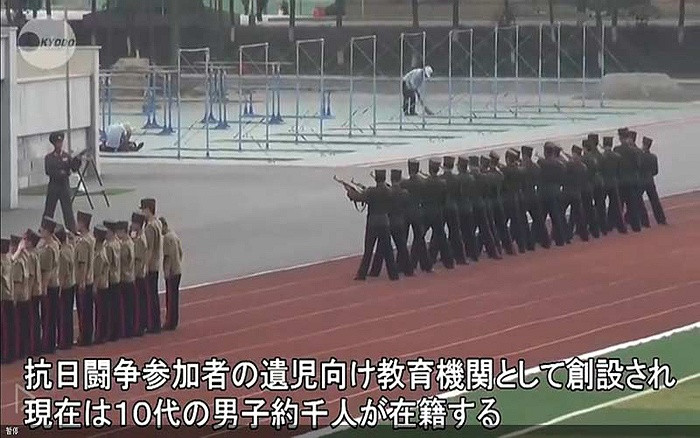 Ngoài việc học tập kiến thức, các học viên được đào tạo toàn diện về thể lực và đặc biệt là kỹ năng sử dụng các loại vũ khí phổ biến