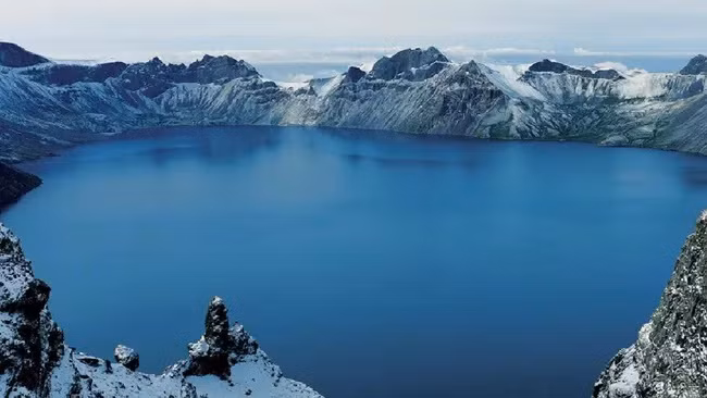 Hơn một nghìn năm trước, Hồ Thiên Đường đã gây ngập lụt khu vực xung quanh khi núi lửa Changbaishan-Tianchi, nằm trên biên giới giữa Trung Quốc và Triều Tiên, phun trào. (Ảnh: Charlie Fong) Hơn một nghìn năm trước, Hồ Thiên Đường đã gây ngập lụt khu vực xung quanh khi núi lửa Changbaishan-Tianchi, nằm trên biên giới giữa Trung Quốc và Triều Tiên, phun trào. (Ảnh: Charlie Fong)