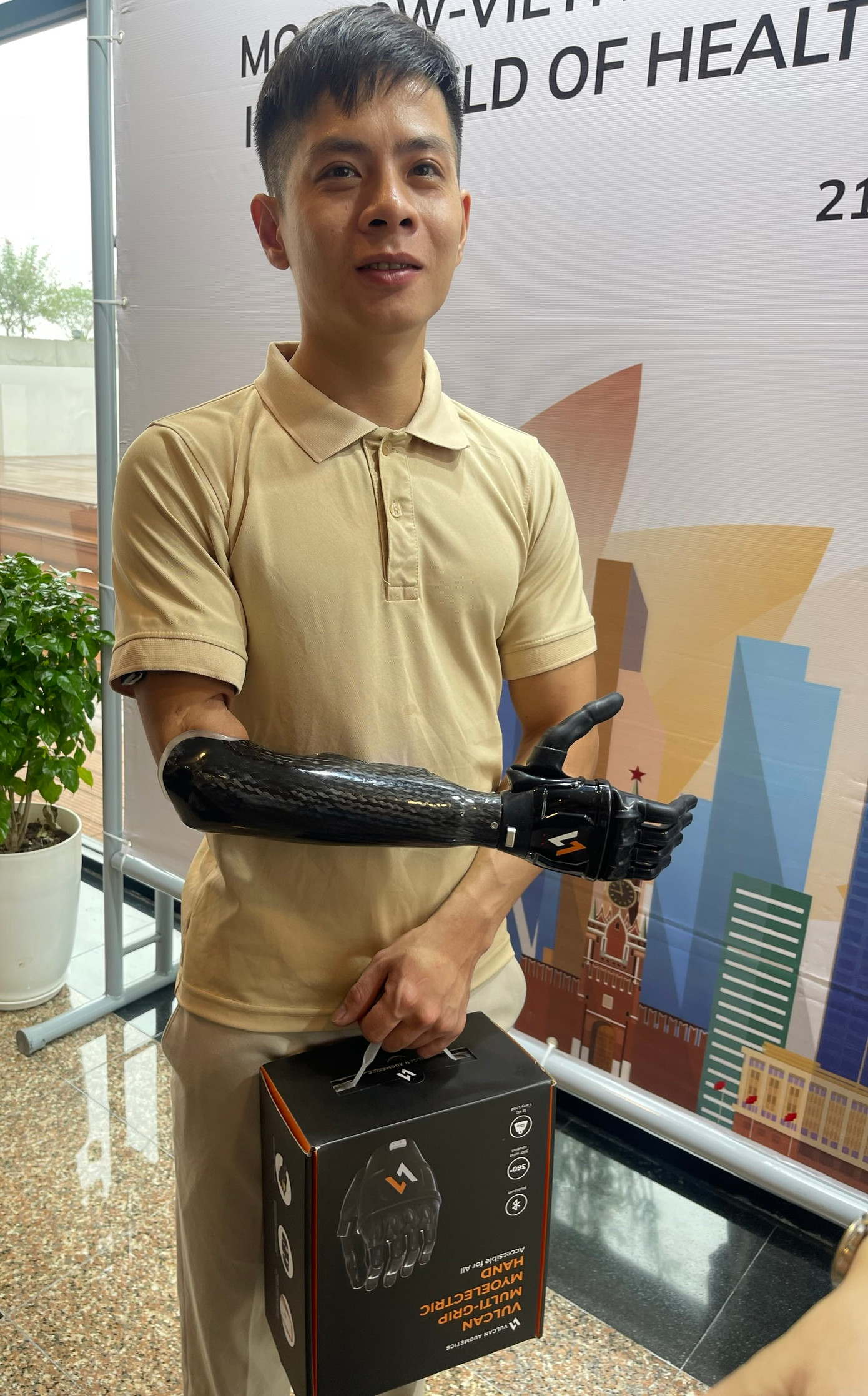 Công ty sản xuất tay giả của Việt Nam mang sản phẩm đến giới thiệu tại hội nghị.