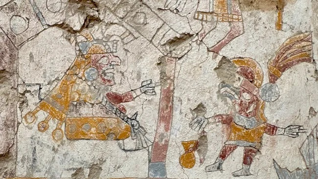 Một người phụ nữ đang ngồi trên ngai vàng đang nói chuyện với một người đàn ông nừa người, nửa chim. (Ảnh: Lisa Trever)