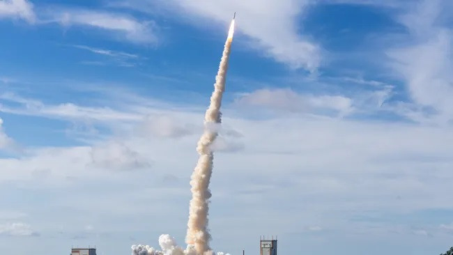 Vệ tinh Intelsat 39 được phóng từ Guiana thuộc Pháp trên tên lửa Ariane 5 vào năm 2019. (Ảnh: Jody Amiet/AFP)