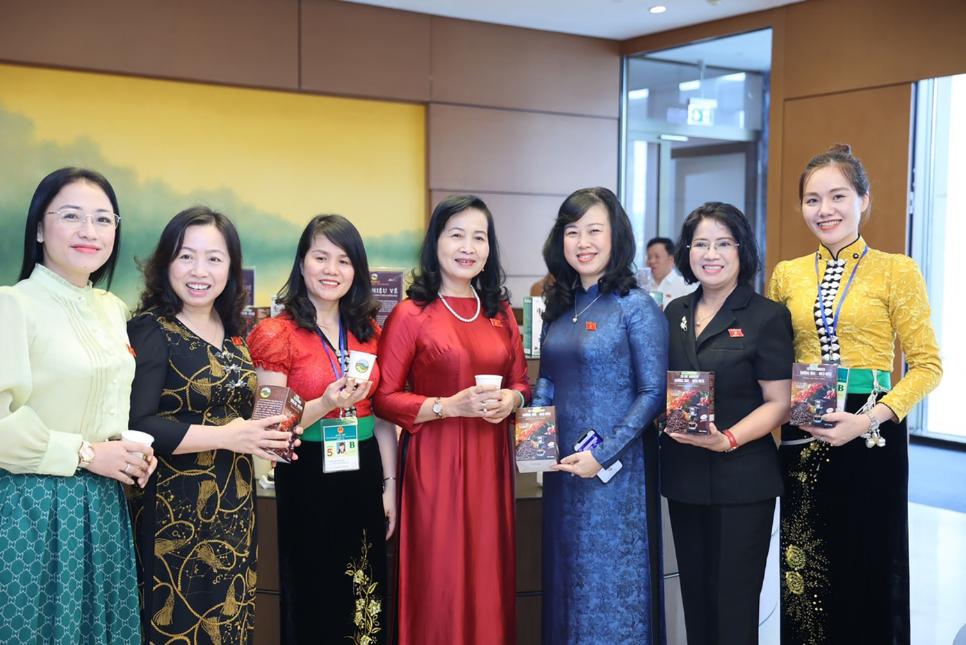 Các đại biểu Quốc hội thưởng thức cà phê Arabica Mường Ảng sau giờ giải lao.