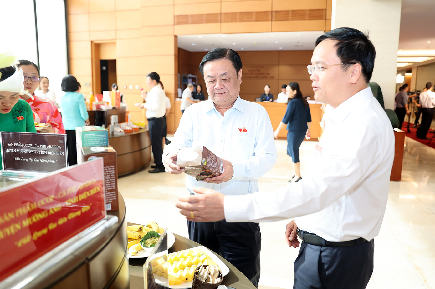 Bí thư Huyện ủy, Chủ tịch HĐND huyện Mường Ảng Nguyễn Tiến Đạt giới thiệu cho Bộ trưởng Nông nghiệp và Phát triển nông thôn Lê Minh Hoan về sản phẩm cà phê Arabica Mường Ảng.