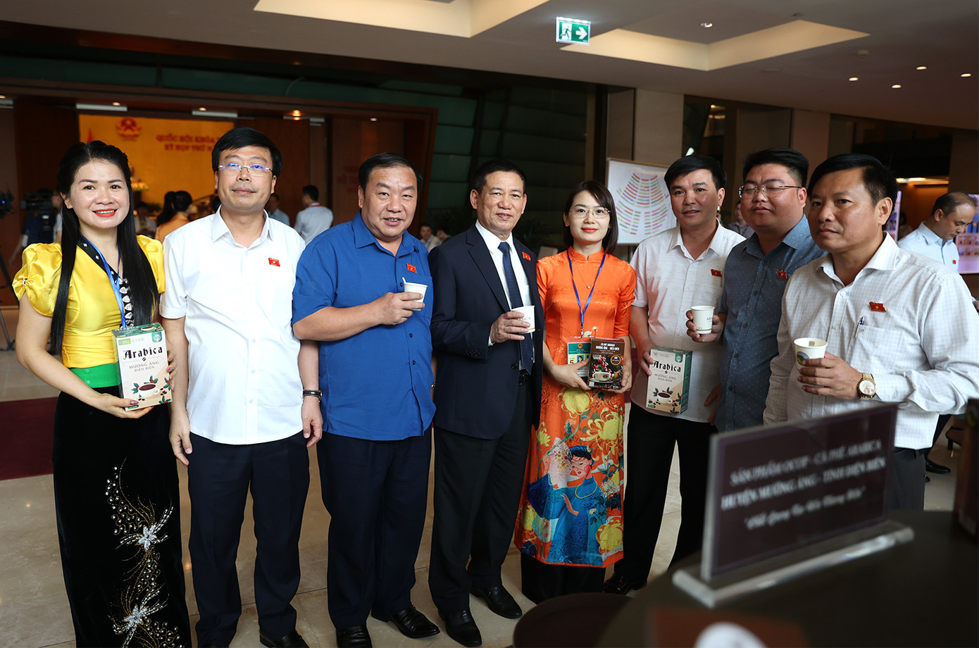Các đại biểu tham quan và thưởng thức cà phê Arabica Mường Ảng tại khu vực hành lang Quốc hội.