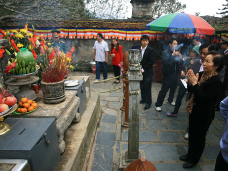 Phó Chủ tịch nước Nguyễn Thị Doan thắp hương tại chùa Đồng, Yên Tử