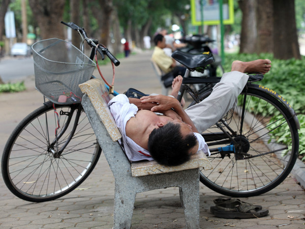 Đổ ra ven hồ để tránh nắng nóng