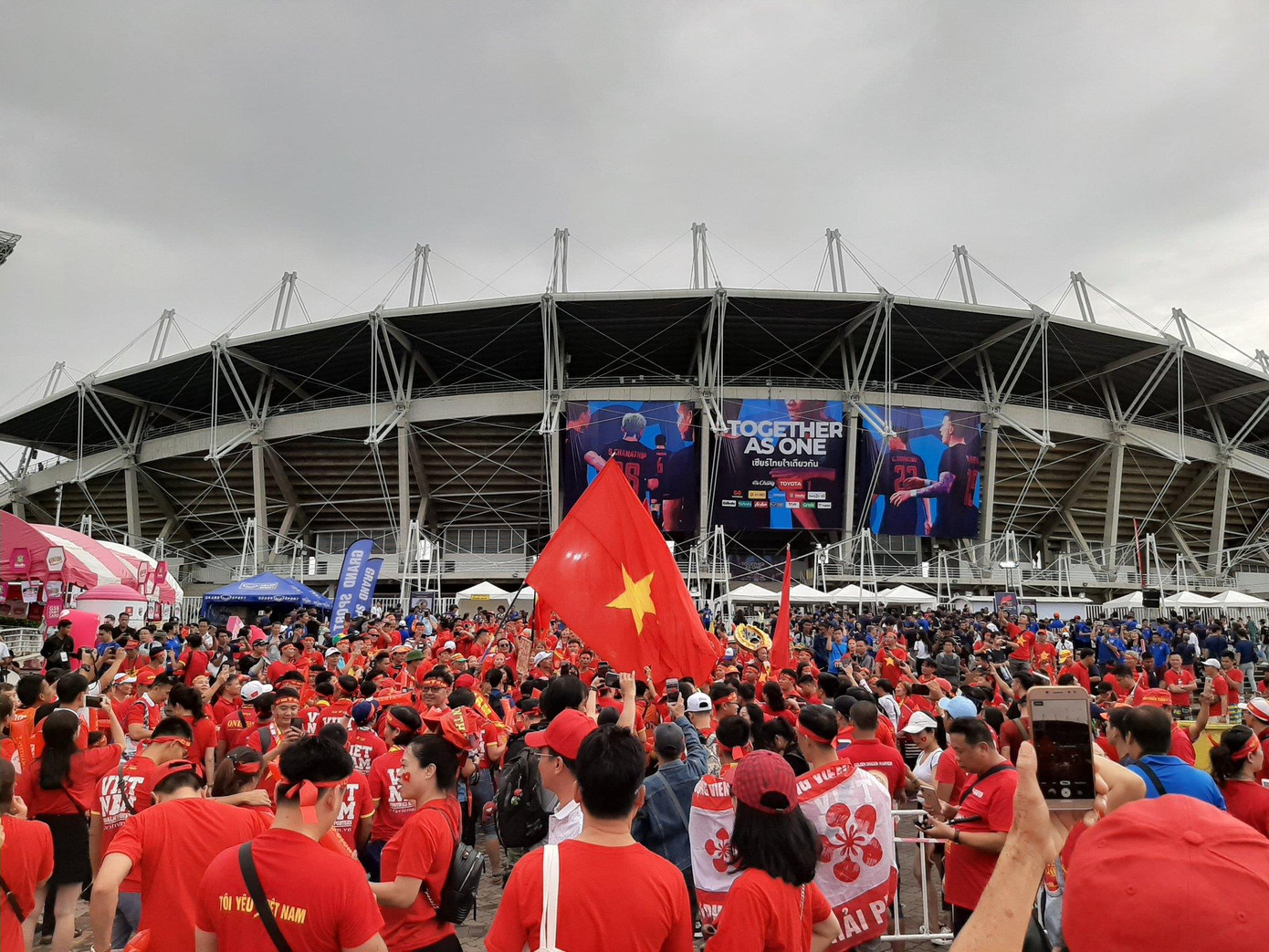 HLV Park Hang Seo lĩnh thẻ, tuyển Việt Nam chia điểm với Thái Lan ảnh 11