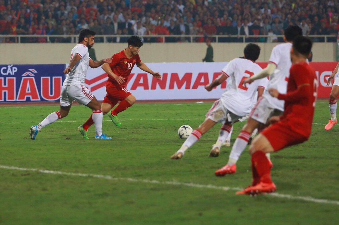 Đánh bại UAE, tuyển Việt Nam lên đầu bảng ảnh 46