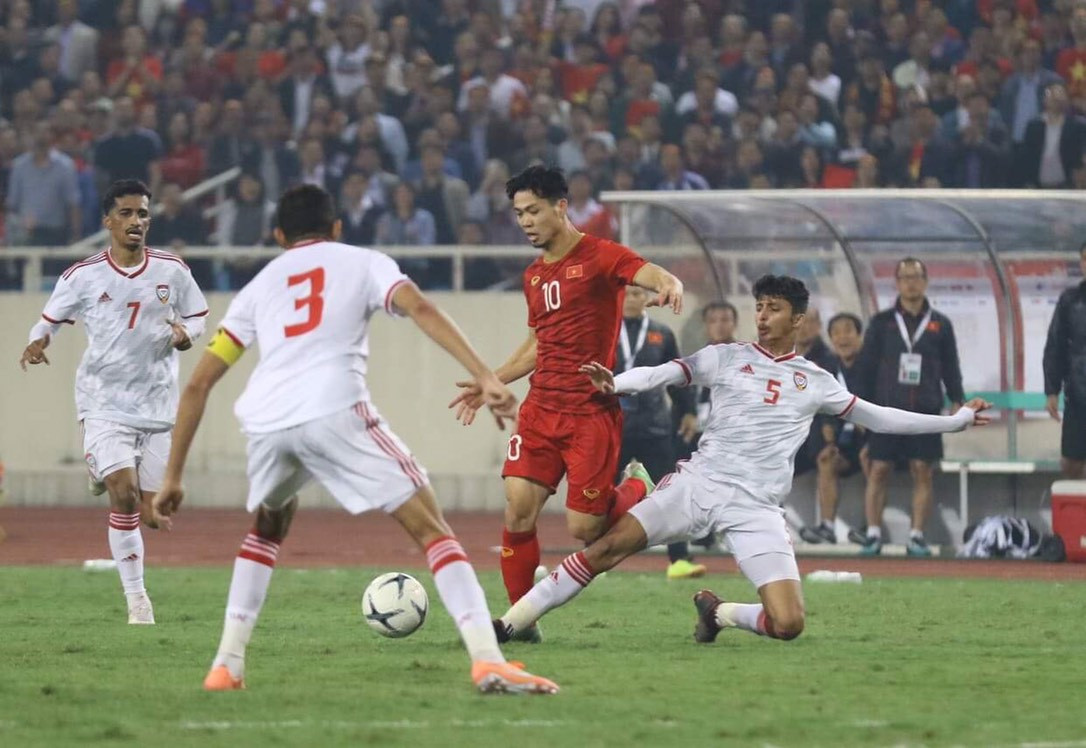 Đánh bại UAE, tuyển Việt Nam lên đầu bảng ảnh 44