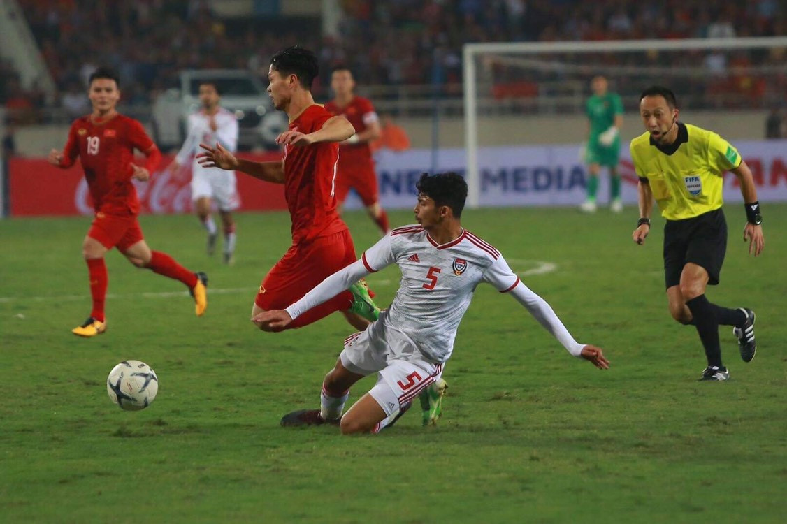 Đánh bại UAE, tuyển Việt Nam lên đầu bảng ảnh 43