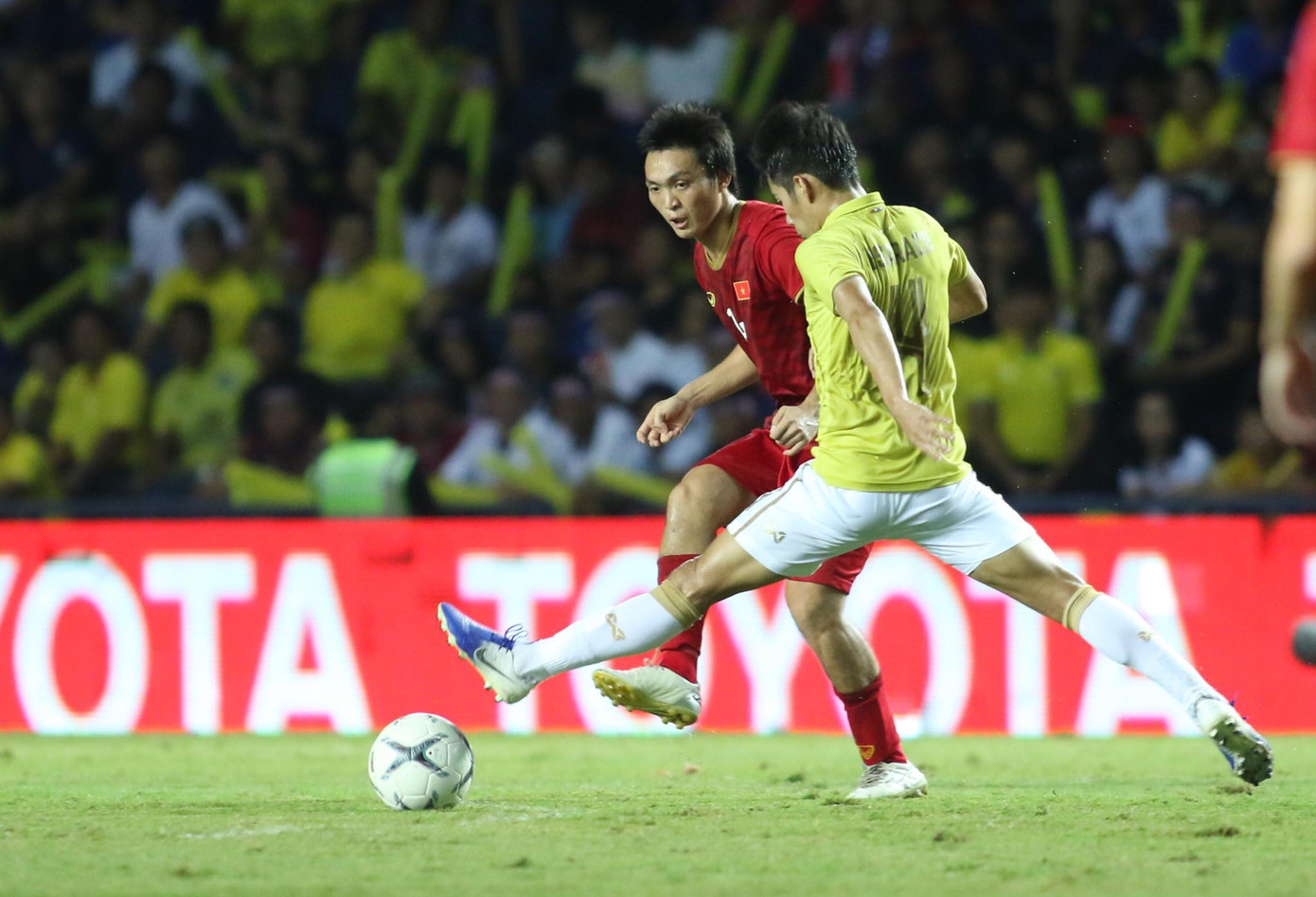 Anh Đức ghi bàn phút bù giờ, tuyển Việt Nam hạ Thái Lan vào chung kết King's Cup ảnh 17