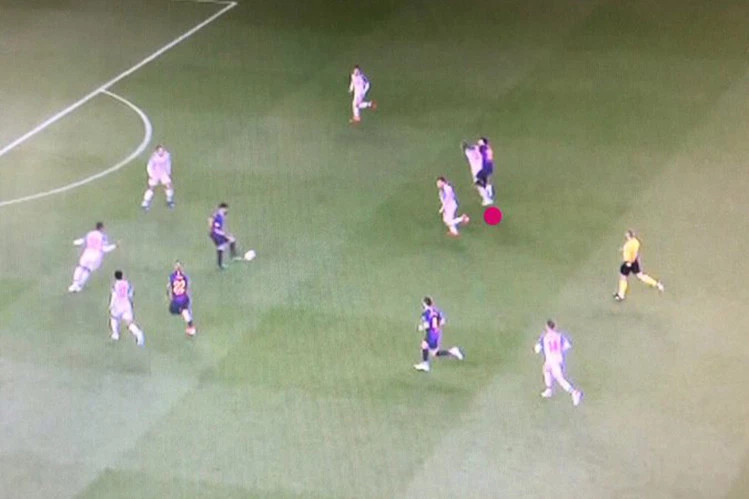 Messi 'ăn gian' trong siêu phẩm xé lưới Liverpool? ảnh 1