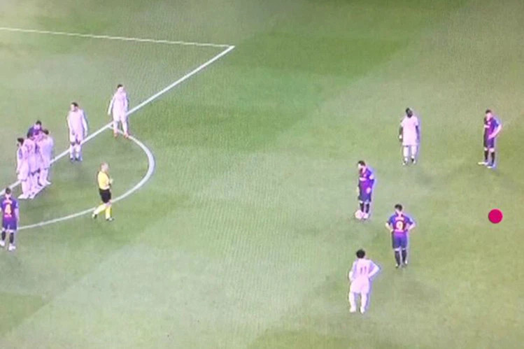 Messi 'ăn gian' trong siêu phẩm xé lưới Liverpool? ảnh 2