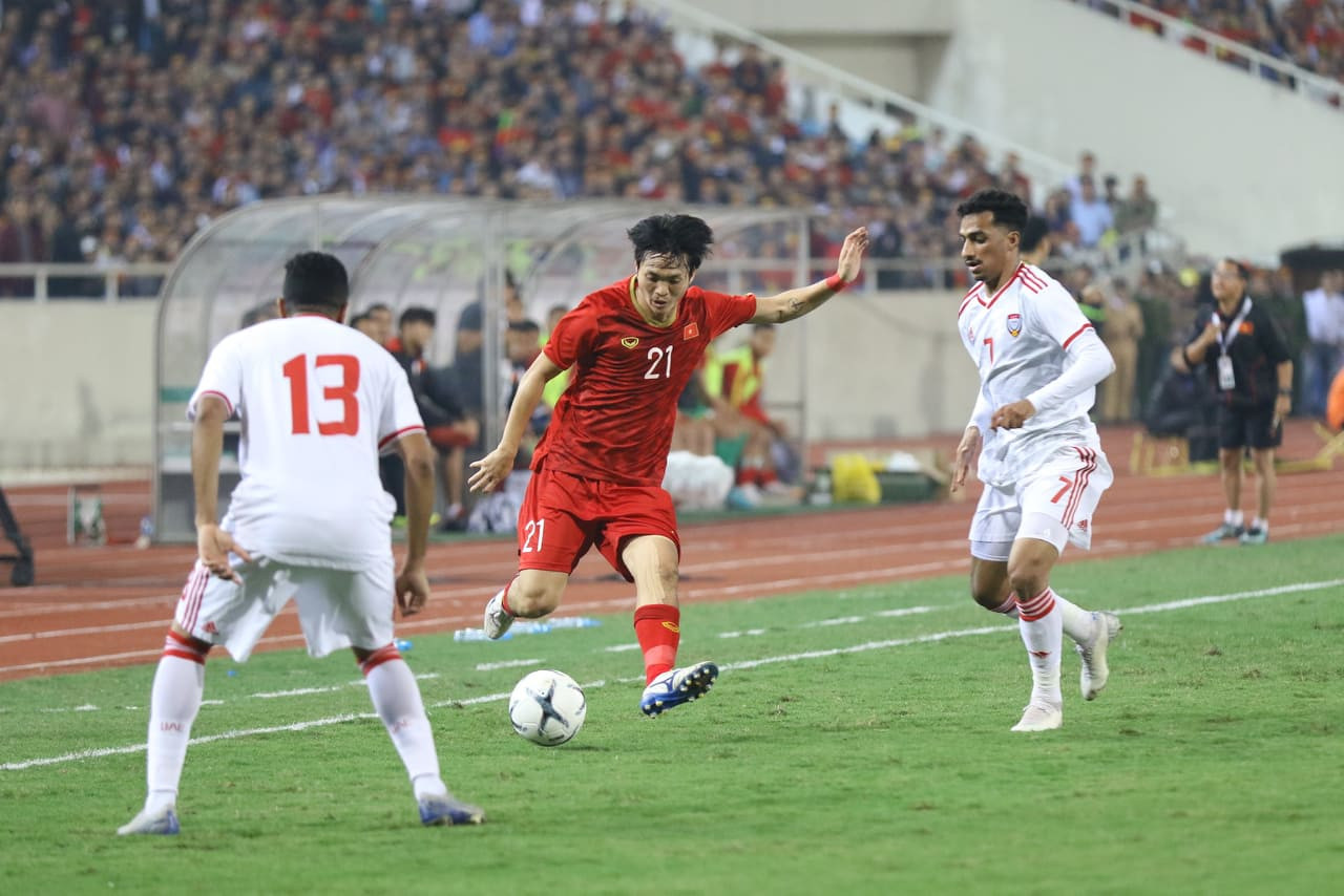 Đánh bại UAE, tuyển Việt Nam lên đầu bảng ảnh 27