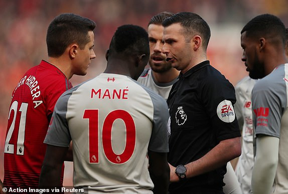 Chia điểm với M.U, Liverpool trở lại ngôi đầu bảng ảnh 6