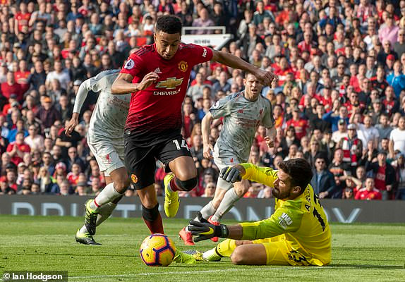 Chia điểm với M.U, Liverpool trở lại ngôi đầu bảng ảnh 9