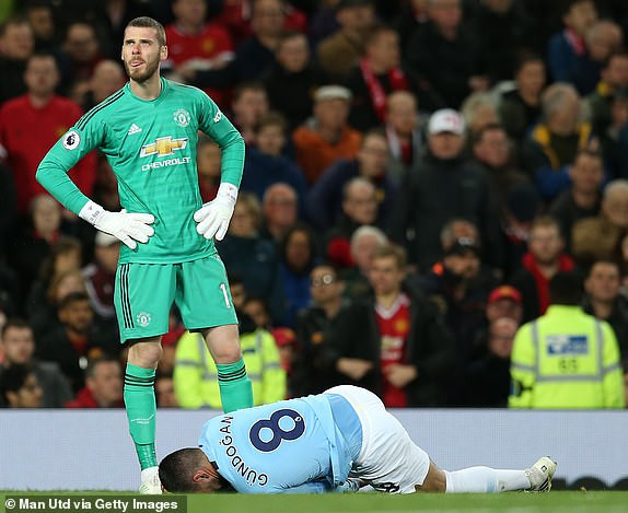 Man City hạ gục M.U, tái chiếm ngôi đầu Ngoại hạng Anh ảnh 18