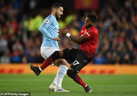 Man City hạ gục M.U, tái chiếm ngôi đầu Ngoại hạng Anh ảnh 13