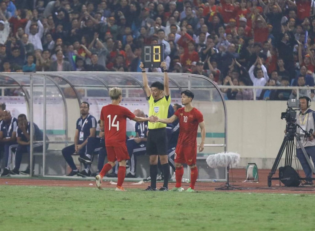 Đánh bại UAE, tuyển Việt Nam lên đầu bảng ảnh 42