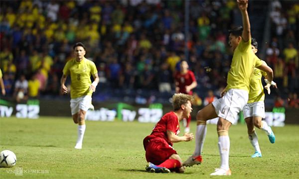 Thái Lan đá bóng như đấu võ vẫn thua tuyển Việt Nam ảnh 1